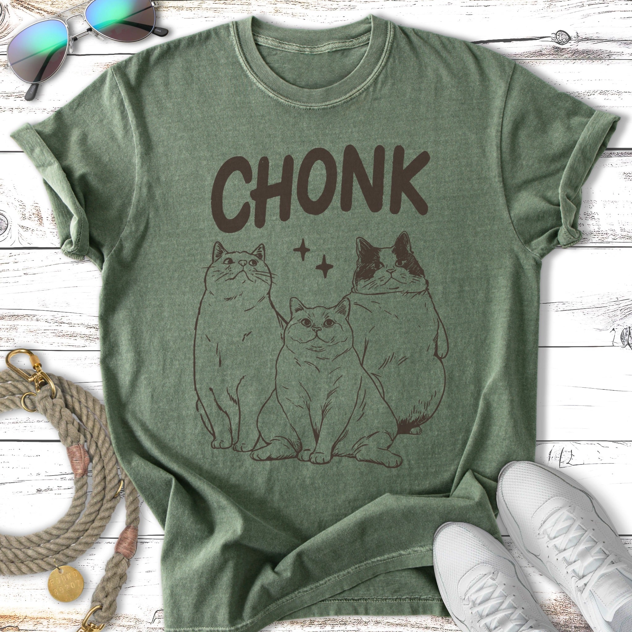 T-shirt with three cats and the word "CHONK" above them.