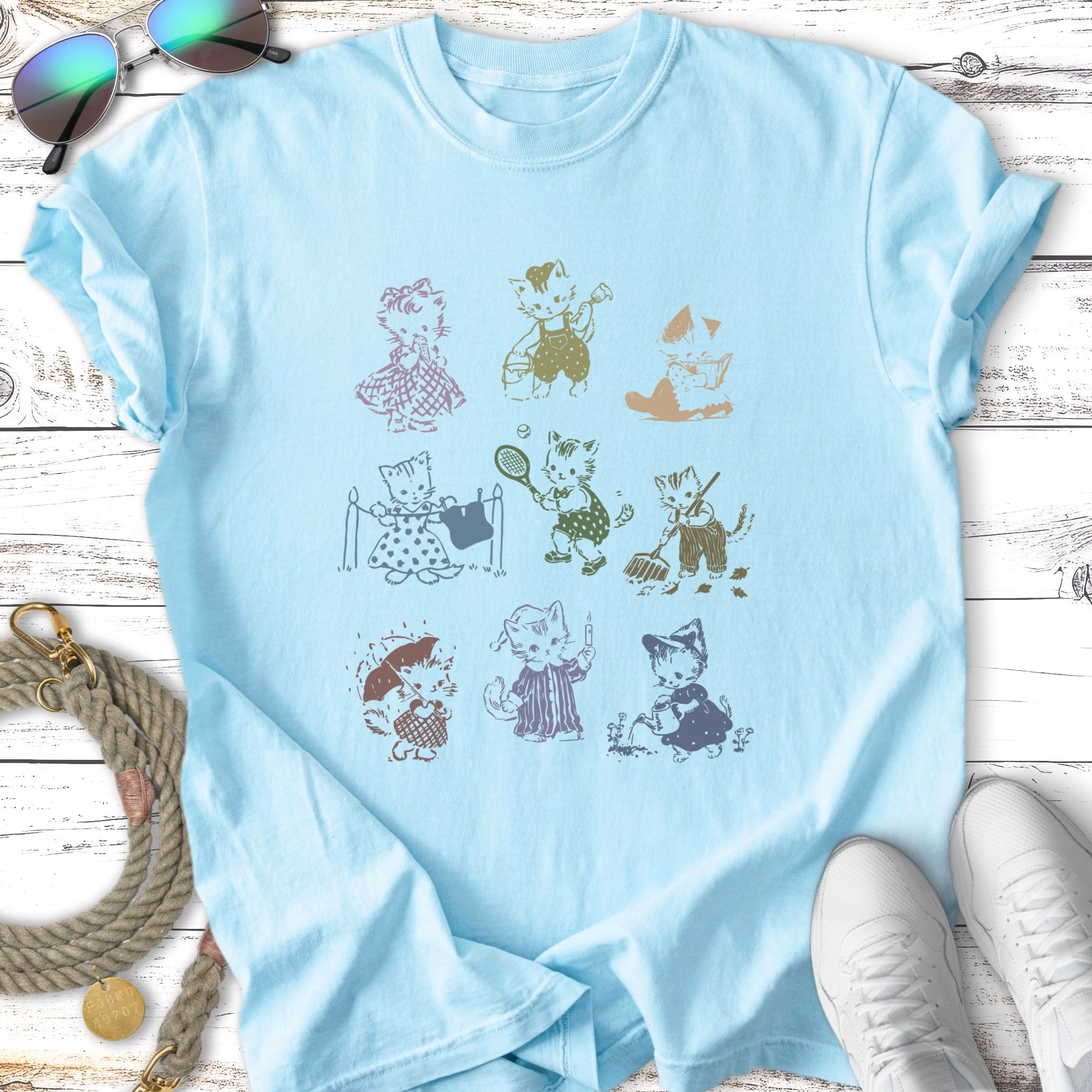 T-shirt with cartoon cats in vintage outfits and accessories.