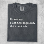 Dark gray Comfort Colors t-shirt with text "it was me. i let the dogs out. they asked."